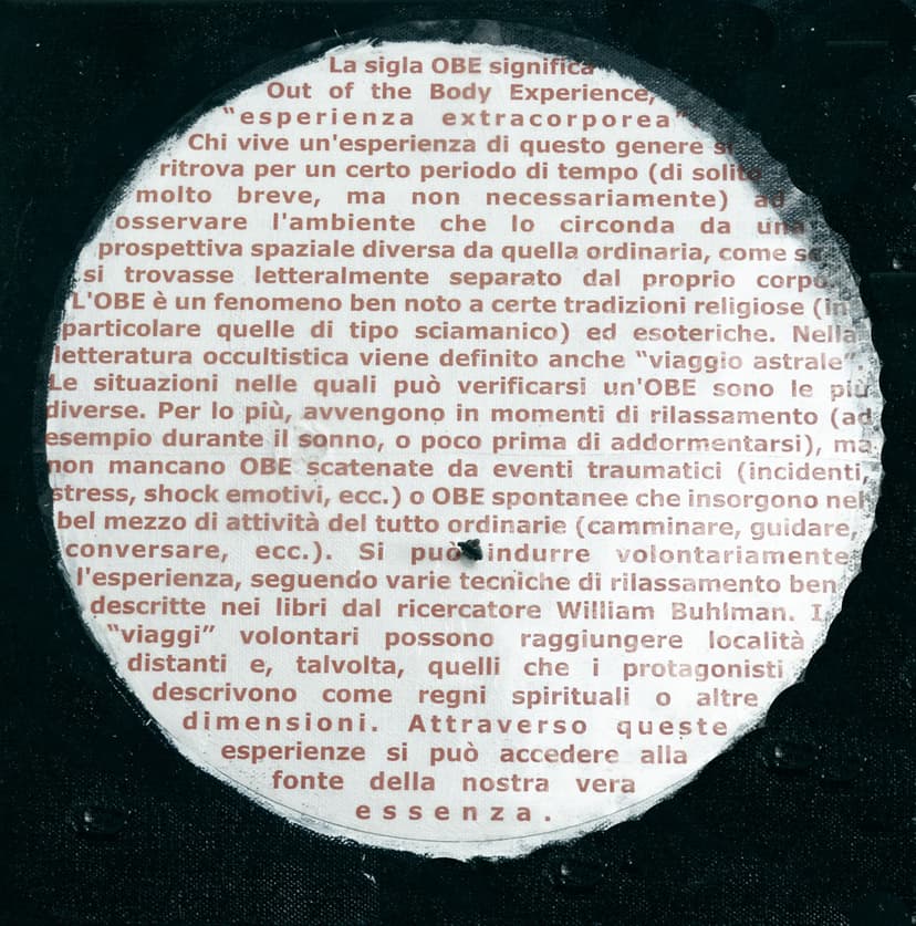 O.o.b.e intro by Federico Clapis seen from above: circle of red Italian text explaining the out-of-body experience on black canvas